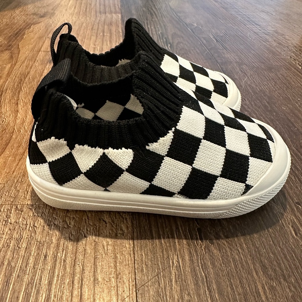 Size 4 brand new never worn infant shoes easy on checkerboard